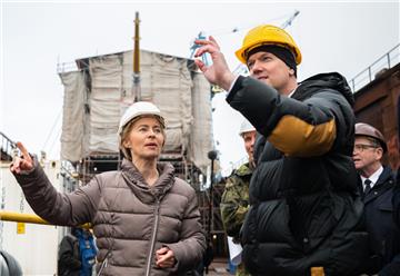 Bundesverteidigungsministerin Ursula von der Leyen (CDU) steht bei ihrem Besuch der "Gorch Fock"  in Bremerhaven mit weiteren Personen im Dock. 