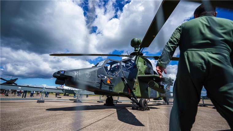 Bundeswehr plant Nachtflüge mit Hubschraubern über Hessen Bundeswehr-Kampfhubschrauber vom Typ Tiger. In der zehnten und elften Kalenderwoche sind Kampfhubschrauber über Hessen unterwegs. (Archivbild)
