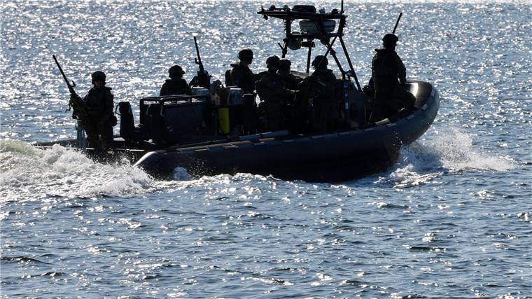 Bundeswehr sichert Gewässer für Schiffstransport.