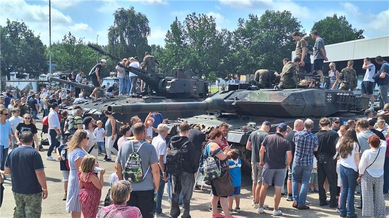 Heeresflieger und Logistikschule der Truppe geben Einblick Bundeswehr zum Anfassen: In der Kaserne in Garlstedt konnten die Besucher unter anderem Panzer aus der Nähe erleben.
