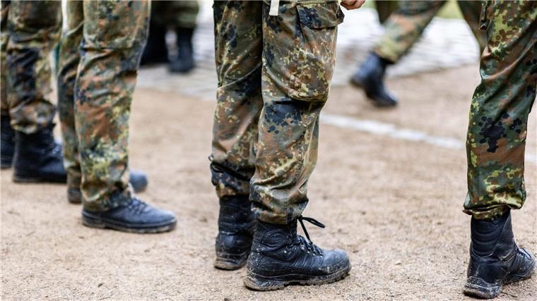 Bundeswehr soll Evakuierungseinsatz aus dem Sudan beenden Bundeswehrsoldaten stehen in einer Reihe.