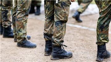 Bundeswehrsoldaten stehen in einer Reihe.