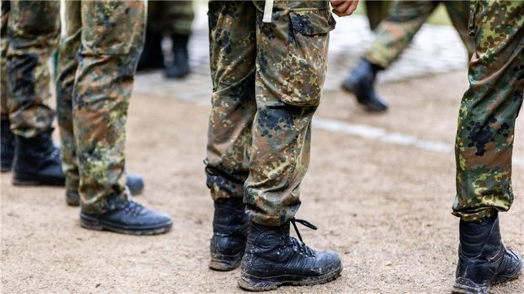 Wehrpflicht würde Bundeswehr zunächst nicht helfen Bundeswehrsoldaten stehen in einer Reihe.
