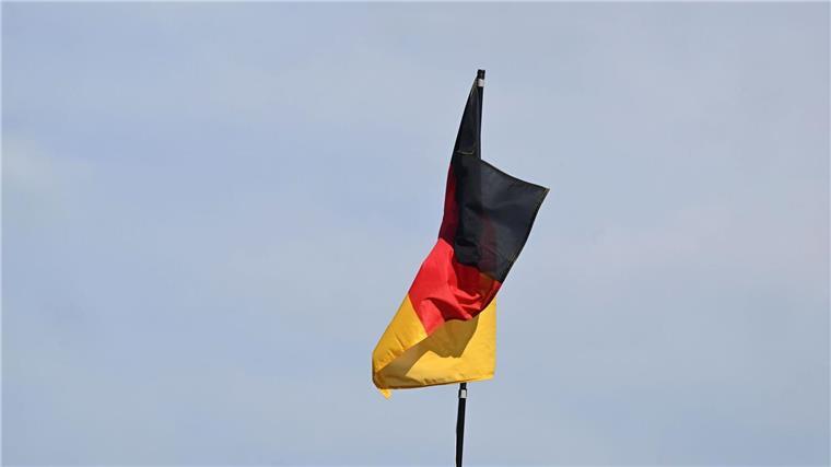 Demo und Gegendemo in Cuxhaven - Polizist verletzt Bundesweit gab es heute Demonstrationen unter dem Motto „Gemeinsam für Deutschland“. (Archivbild)