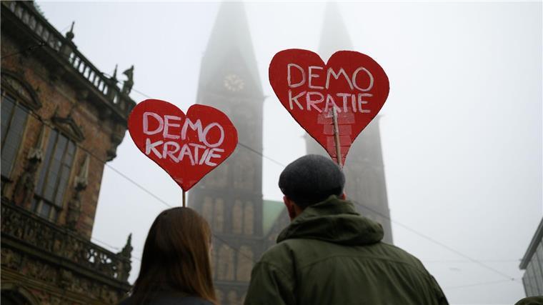 Protestforscher: Demos gegen rechts können AfD schaden Bundesweit gehen aktuell Menschen auf die Straßen, um gegen Rassismus und für mehr Weltoffenheit zu demonstrieren.