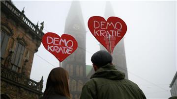 Bundesweit gehen aktuell Menschen auf die Straßen, um gegen Rassismus und für mehr Weltoffenheit zu demonstrieren. 