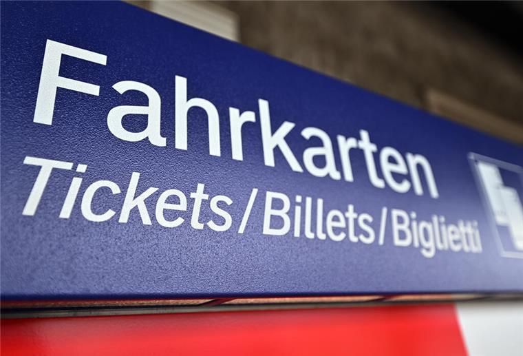 Bremen: Senat denkt über Sozialtarif für Deutschlandticket nach Ein Fahrkartenautomat steht am Bahnsteig.