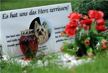 Bundesweit steigt die Nachfrage nach Urnenbestattungen von Haustieren schon seit Jahren. Im Landkreis Cuxhaven gibt es bislang aber noch keinen Tierfriedhof – in Bremerhaven schon.