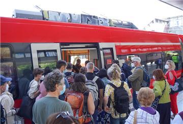 Zahlreiche Menschen steigen am Bahnhof Gesundbrunnen in einen Regionalzug der Linie RE3 nach Stralsund.