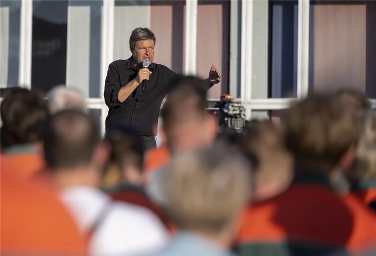 Öl-Embargo: Habeck macht den PCK-Mitarbeitern Mut Wirtschaftsminister Robert Habeck hält eine Rede.