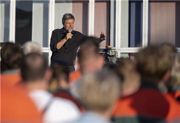 Wirtschaftsminister Robert Habeck hält eine Rede.