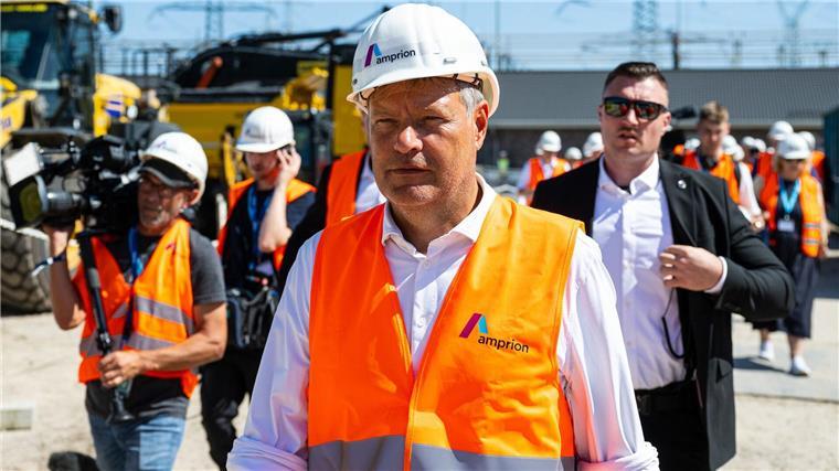 RWE nimmt Pilotanlage zur Wasserstoffgewinnung in Betrieb Bundeswirtschaftsminister Robert Habek (Grüne) nimmt ein modernisiertes Umspannwerk in Lingen in Betrieb, mit dem Netzschwankungen duch die Einspeisung erneuerbarer Energien ausgeglichen werden sollen.