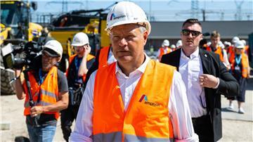 Bundeswirtschaftsminister Robert Habek (Grüne) nimmt ein modernisiertes Umspannwerk in Lingen in Betrieb, mit dem Netzschwankungen duch die Einspeisung erneuerbarer Energien ausgeglichen werden sollen.