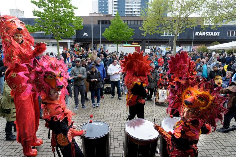 Bremerhaven: 300 Menschen demonstrieren für "Mission Inklusion" Bunt, laut und unübersehbar machen sie auf sich aufmerksam.