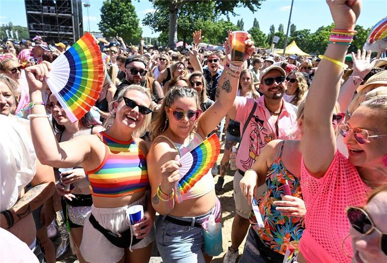 Bunt und gut gelaunt: Die Besucherinnen und Besucher beim „Rainbow Festival“ in Köln.