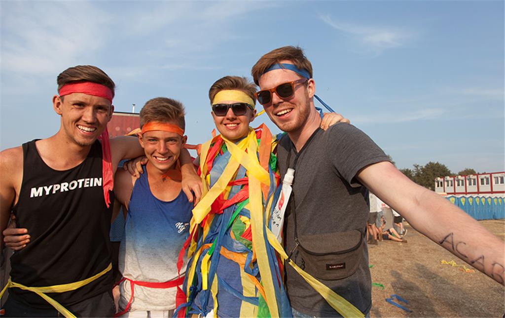 Bunte Bänder machen Männer schöner. Foto: Leuschner