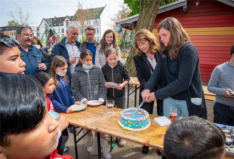 Nachbarschaftscafé „Bunte Bude“ eröffnet in Lehe Bunte Bude, bunte Torte: Quartiersmeisterin Miriam Gieseking (rechts) und Karin Treu, Geschäftsführerin afz, eröffnen das Nachbarschaftscafé "Bunte Bude" auf dem Leher Pausenhof. Foto Scheschonka