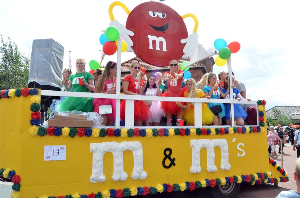 Bunte Kostüme werben für bunte Süßigkeiten. Foto: Schmonsees