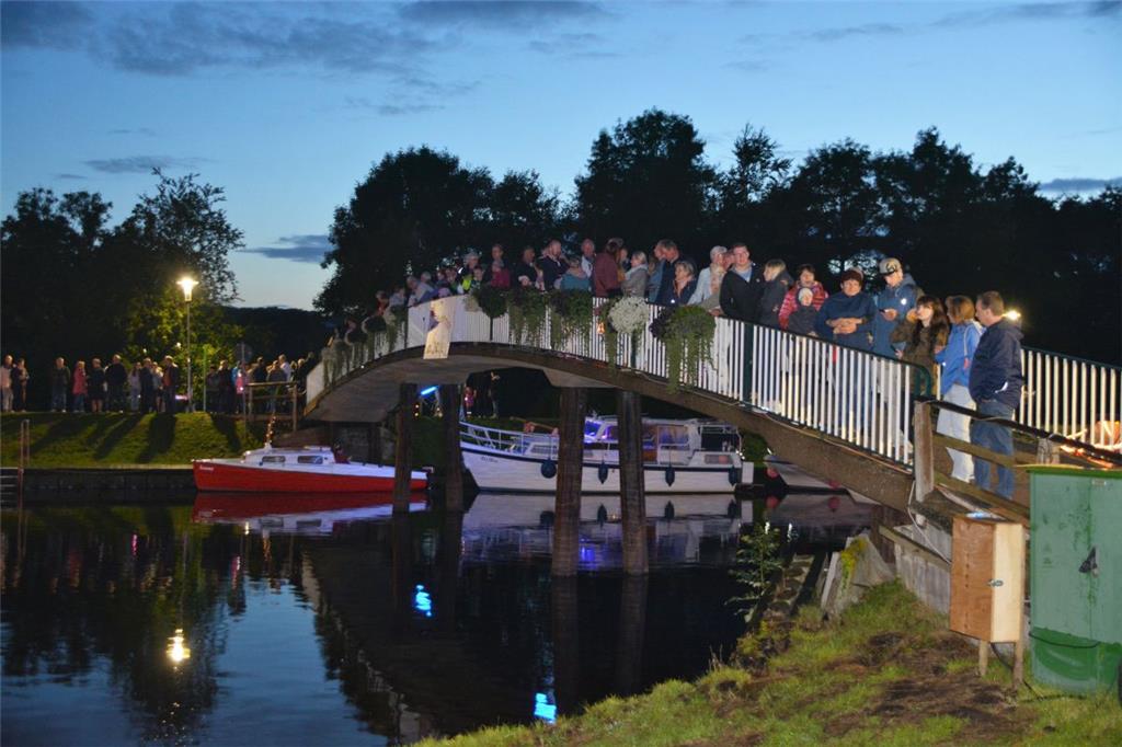 Bunte Lichter und viele Besucher am Kanal. Foto: Scheiter