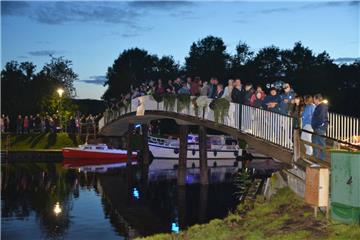 Bunte Lichter und viele Besucher am Kanal. Foto: Scheiter
