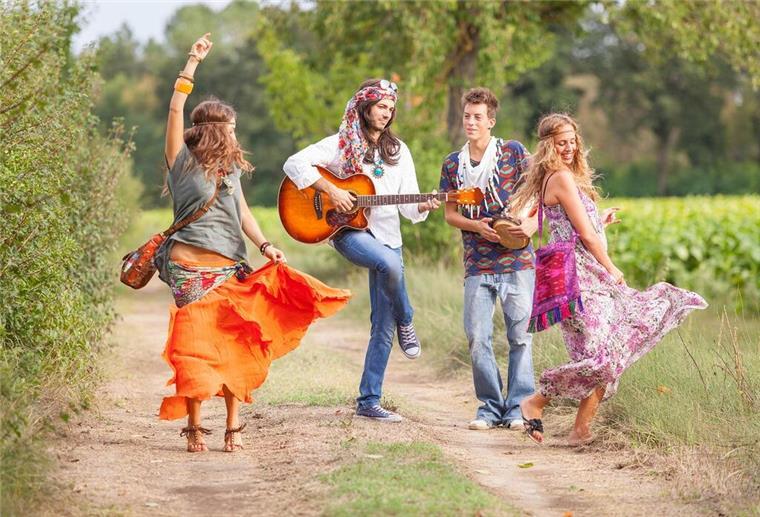 Unvergessliche Sommerpartys: Fünf kreative Mottos für jeden Geschmack Hippies