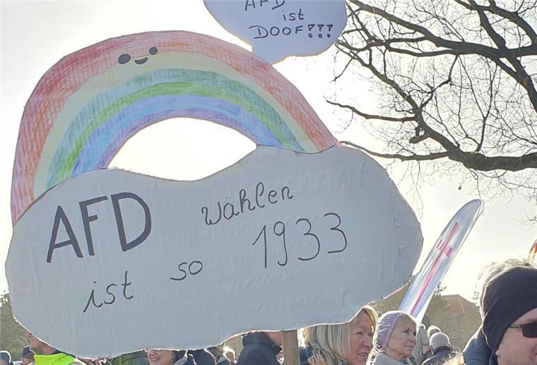 Demos gegen Rechtsextremismus zwischen Jade, Weser und Elbe: Die besten Bilder Buntes Plakat in Cuxhaven