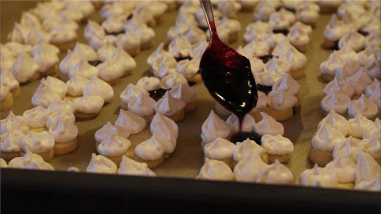 Weihnachtsbäckerei: Das Geheimnis der Burgenländer Plätzchen Burgenländer Plätzchen: Tuffs aus Baiser und hausgemachtes Holundergelee von Agnes Dahl.