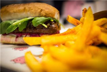 Burger und Pommes: Die Menschen gaben im vergangenen Jahr viel Geld für Fast Food aus. Dazu hat die Gewerkschaft Nahrung-Genuss-Gaststätten (NGG) jetzt Zahlen vorgelegt.