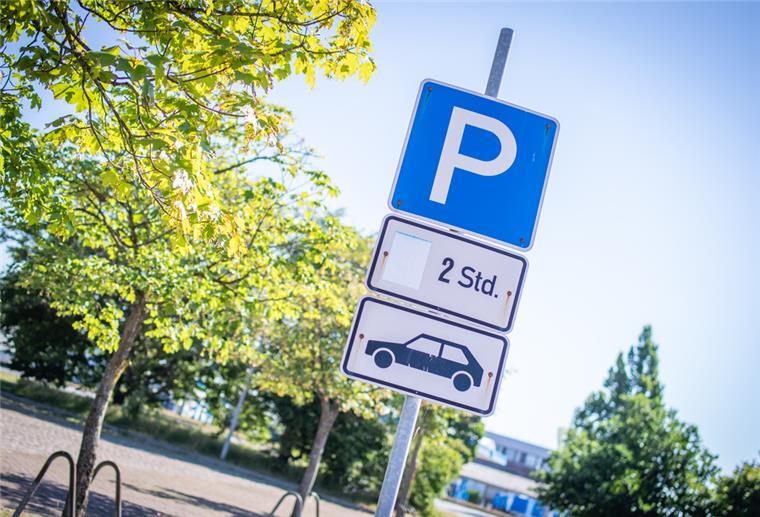 Parken an der Stadthalle muss teurer werden Bus, Bahn und Rad müssen gegenüber dem Auto attraktiver werden. Die Stadthallen-Chef kann sich deshalb vorstellen, die Parkgebühren anzuheben. Foto: Hartmann