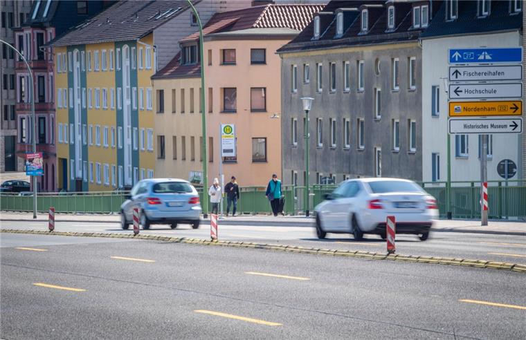 Kennedybrücke in Bremerhaven: CDU macht Test mit Bus Bus und Radfahrer kommen sich auf der Kennedybrücke ins Gehege - davon ist die CDU überzeugt und will das am Mittwoch mit einem Test zeigen.