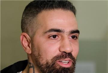 Mann mit Bart im Interview, Bushido
