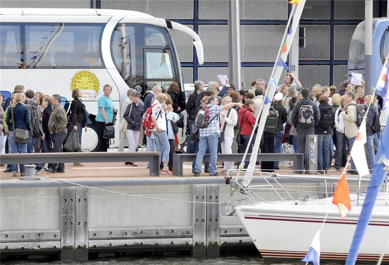 Tag der Bustouristik: 2025 wird Bremerhaven zum Bus-Hotspot Busse an der Kaje: Ein wichtiges Branchentreffen der Bustouristik könnte Bremerhaven mehr Busreisen bescheren.