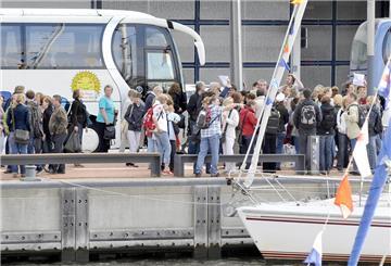 Busse an der Kaje: Ein wichtiges Branchentreffen der Bustouristik könnte Bremerhaven mehr Busreisen bescheren.