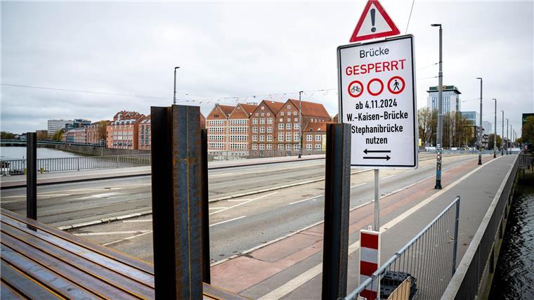 Zentrale Brücke in Bremen wird wieder befahrbar Busse und Straßenbahnen dürfen vorerst nicht über die Weserbrücke fahren. (Archivbild)
