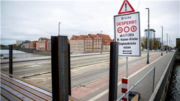 Busse und Straßenbahnen dürfen vorerst nicht über die Weserbrücke fahren. (Archivbild)
