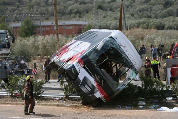 Zwei tote Deutsche bei Busunglück in Spanien Busunglück in Tarragona: Unter den 13 Todesopfern sollen auch zwei Deutsche sein.