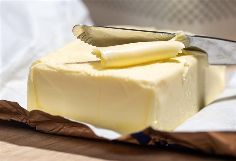 Weniger Kühe, mehr Nachfrage: Butter bald so teuer wie nie Ein Stück Butter liegt auf einem Tisch. (zu dpa: «Butterpreise könnten weiter steigen»)
