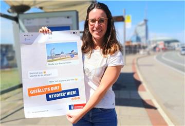 BWL-Studentin Alessandra Kiel (25) will Touristen mit einer Werbeaktion der Hochschule von den Vorzügen des Studienstandortes Bremerhaven überzeugen.