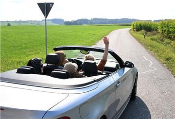 Der Frühling lockt Saisonfahrzeuge aus der Garage: So werden Oldtimer, Cabrio & Co. fit für die warme Jahreszeit.