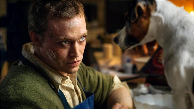 Caleb Landry Jones beeindruckt in „DogMan“ Caleb Landry Jones spielt die Hauptrolle in Luc Bessons neuem Film „DogMan“.