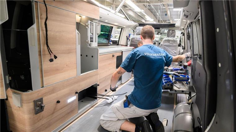 Volkswagen gründet neue Marke für Camper-Zubehör Californa-Montage bei VW in Hannover: Künftig soll das Zubehör den Modellnamen als Marke tragen.