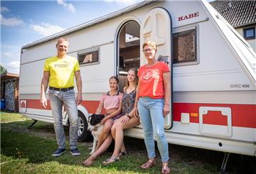 Camper-Familie Berndt aus Drangstedt, daas sind (v.l.) Sven Eric, Madita, Merit, Britta und Hündin Maya.