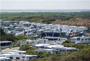 Campingwagen stehen in der Nähe der Nordsee. Camping ist in den letzten Jahren immer populärer geworden. Besonders an der Nordsee macht der günstige Urlaub Spaß.