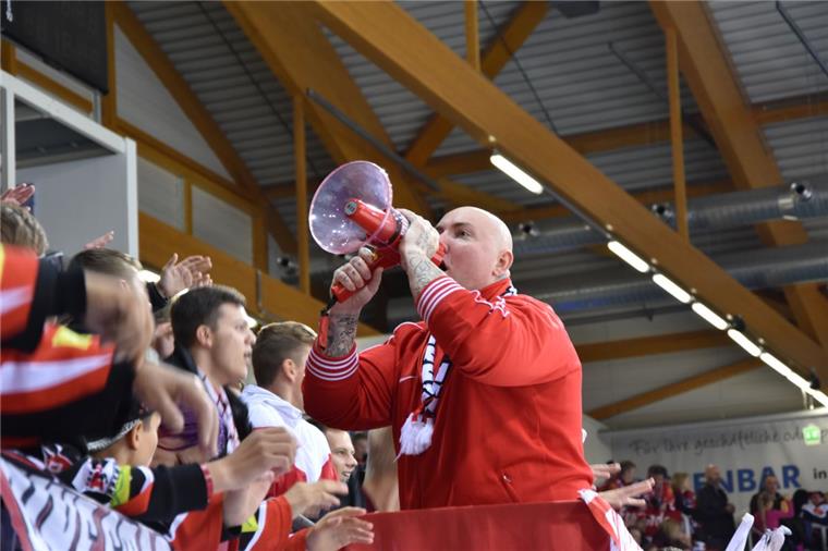 Capo Björn Trede ist mit vollem Einsatz dabei. Der Vorsänger bringt Stimmung in den Fanblock.