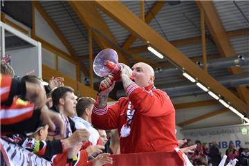 Capo Björn Trede ist mit vollem Einsatz dabei. Der Vorsänger bringt Stimmung in den Fanblock.