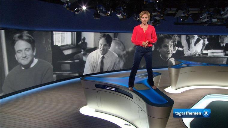 „Tagesthemen“-Moderatorin Caren Miosga zieht weiter Caren Miosga 2014 auf dem Moderatorentisch in Erinnerung an den verstorbenen Schauspieler Robin Williams.
