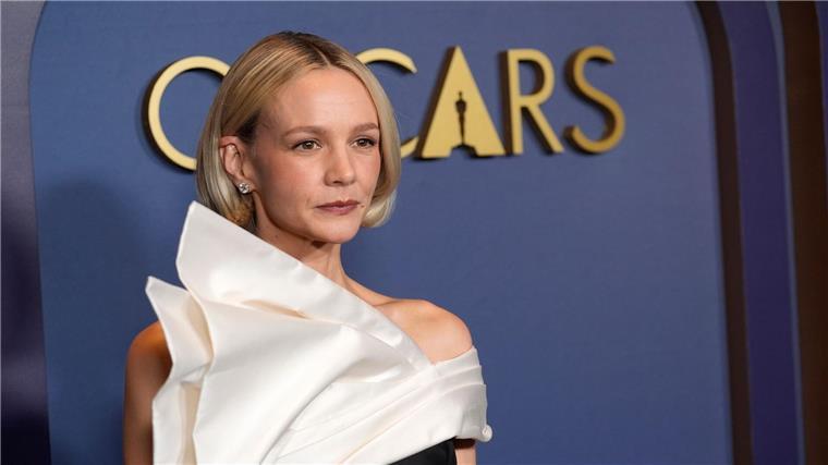 Carey Mulligan hat sich für ein schwarz-weißes Outfit des französischen Labels Céline entschieden.