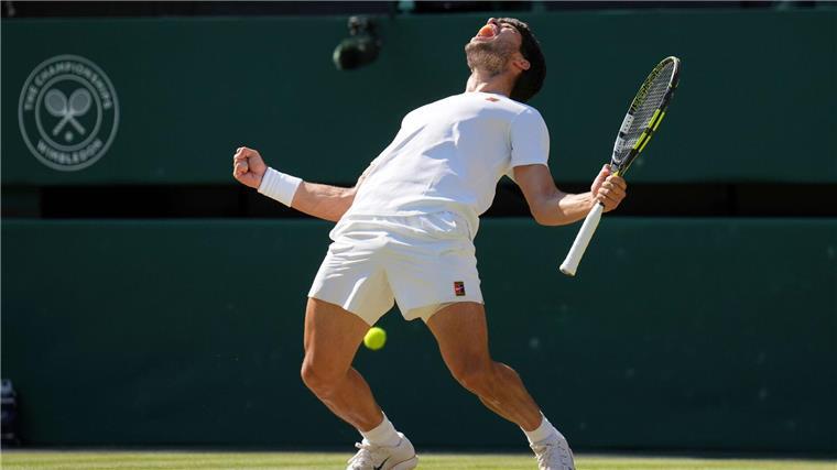 Sinner gegen Alcaraz im Finale - Djokovic chancenlos Carlos Alcaraz bejubelt den Finaleinzug.
