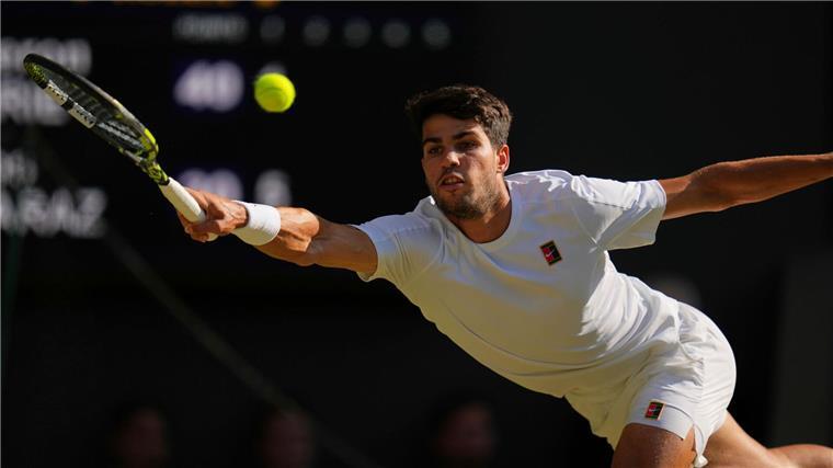 Titelform: Alcaraz locker ins Wimbledon-Halbfinale Carlos Alcaraz erreicht zum dritten Mal in Serie das Wimbledon-Halbfinale.