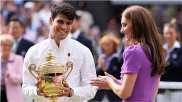 Carlos Alcaraz gewann nach den French Open auch Wimbledon und bekam den Siegerpokal von Prinzessin Kate.